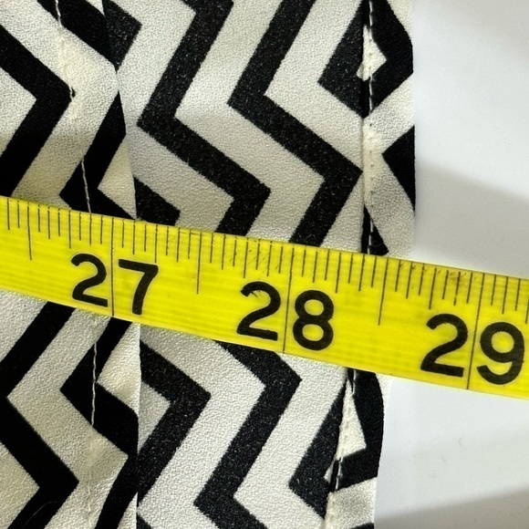 American Eagle Outfitters sz XL top, blouse, shirt in blk/white zigzag design - Picture 5 of 14